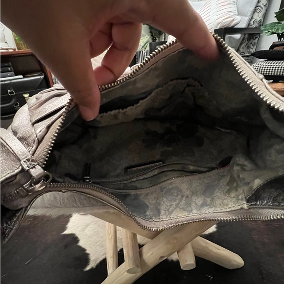 B. Makowsky Y2k Silver bow Bag - Picture 4 of 4